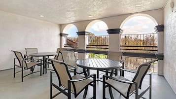 Habitación estándar, 1 cama de matrimonio grande, no fumadores, bañera | Sábanas de algodón egipcio y ropa de cama de alta calidad