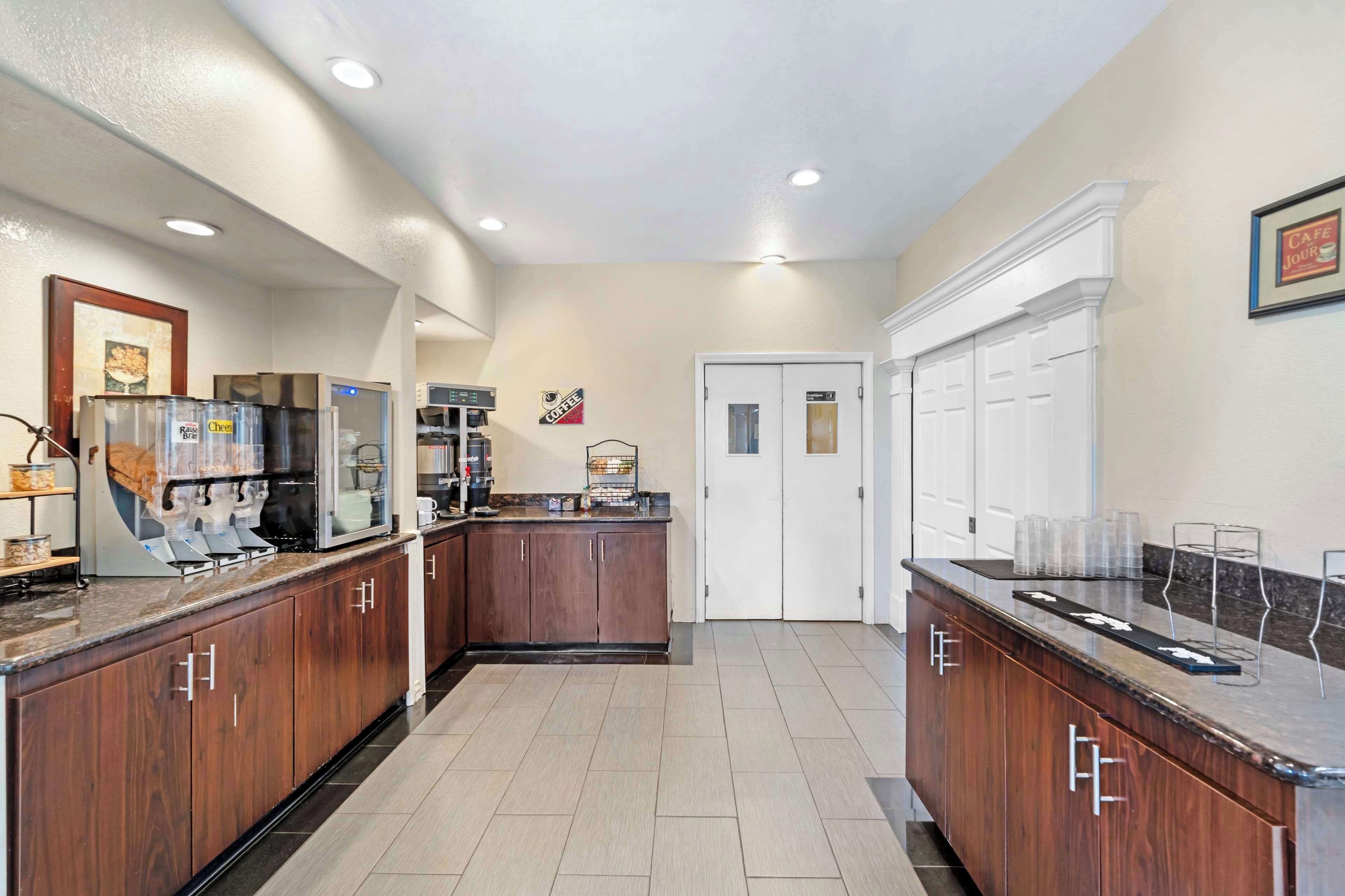 free daily full breakfast