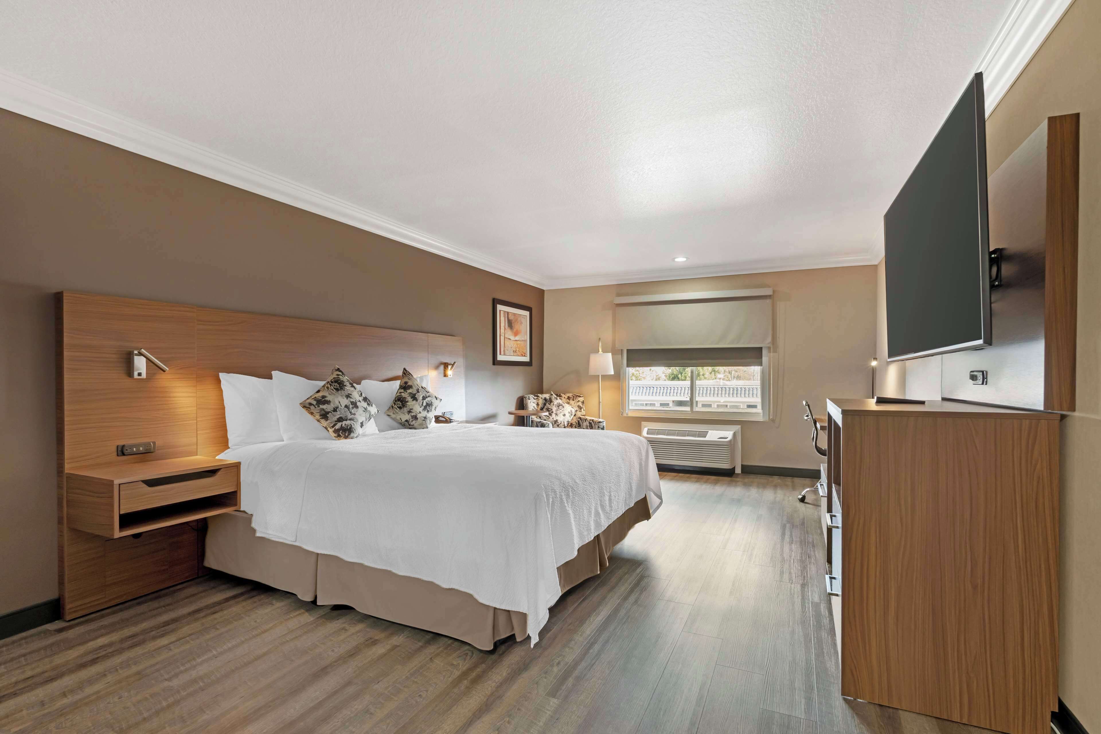 1 bedroom, egyptian cotton sheets, premium bedding, select comfort beds