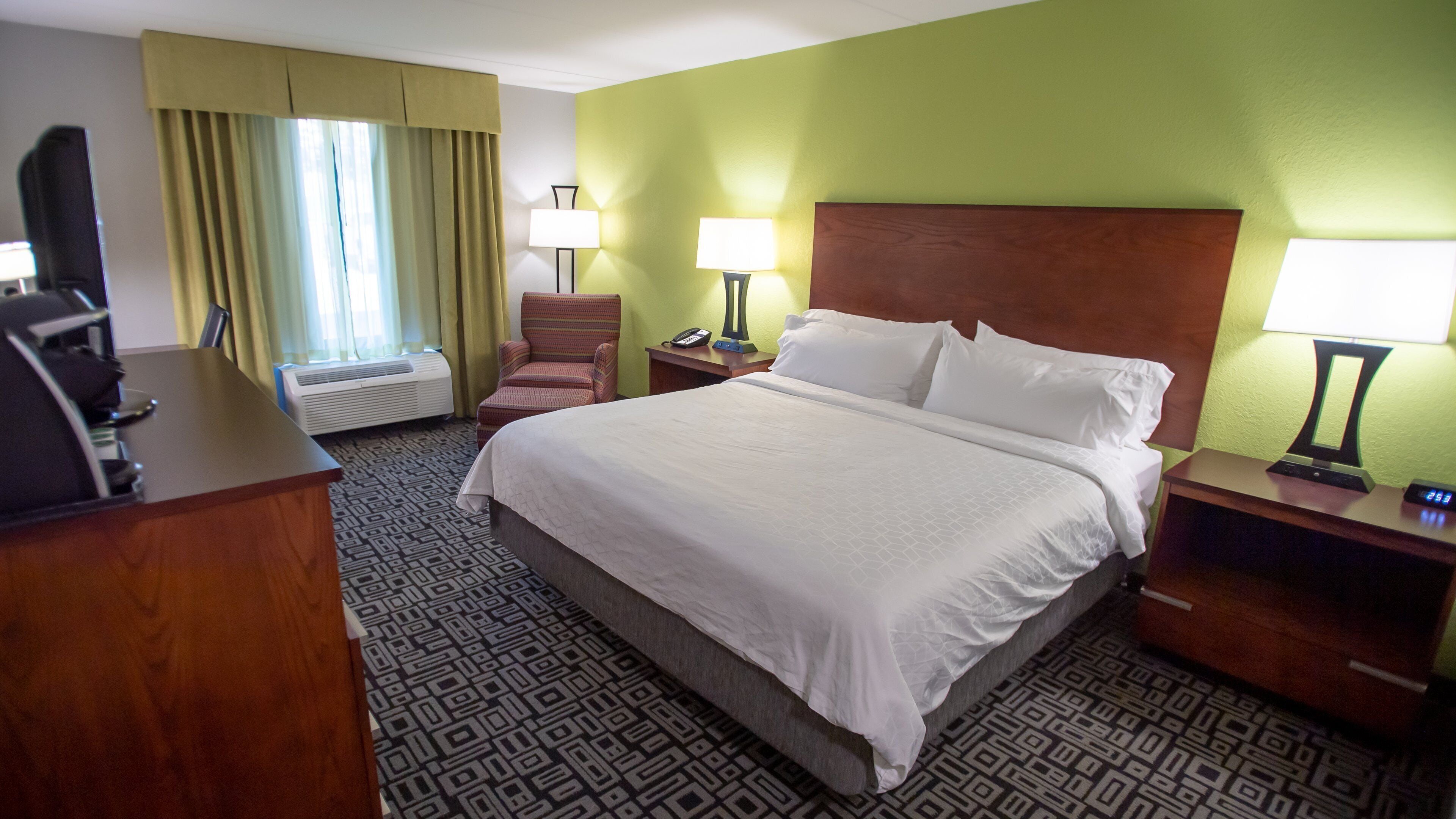 standard room, 1 king bed | 1 bedroom, premium bedding, in-room safe, desk
