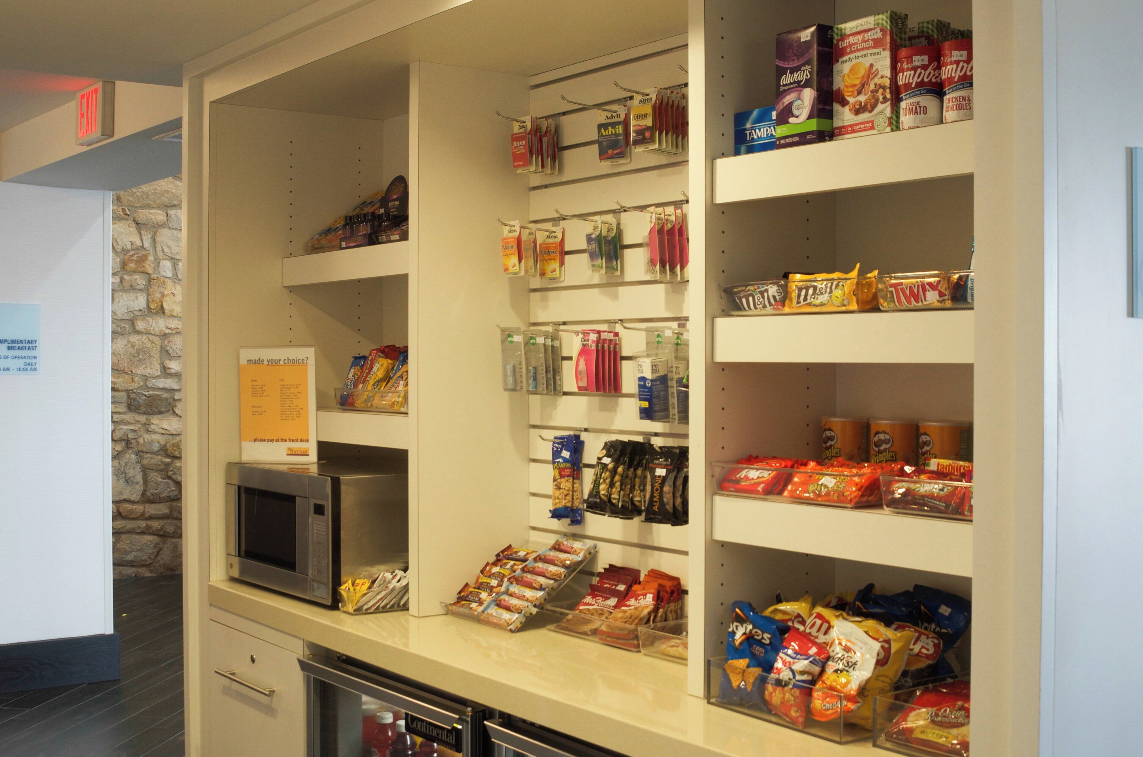 Un área de desayuno autoservicio con diferentes alimentos y acompañamientos.