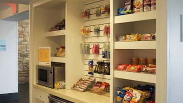 Un área de desayuno autoservicio con diferentes alimentos y acompañamientos.