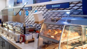 Vitrine de pastelaria com diversos produtos de panificação.