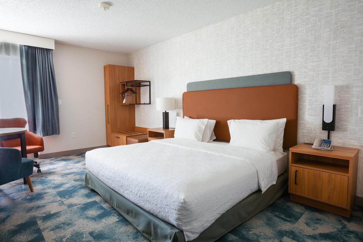 Chambre, 1 trÚs grand lit, accessible aux personnes à mobilité réduite, non-fumeur