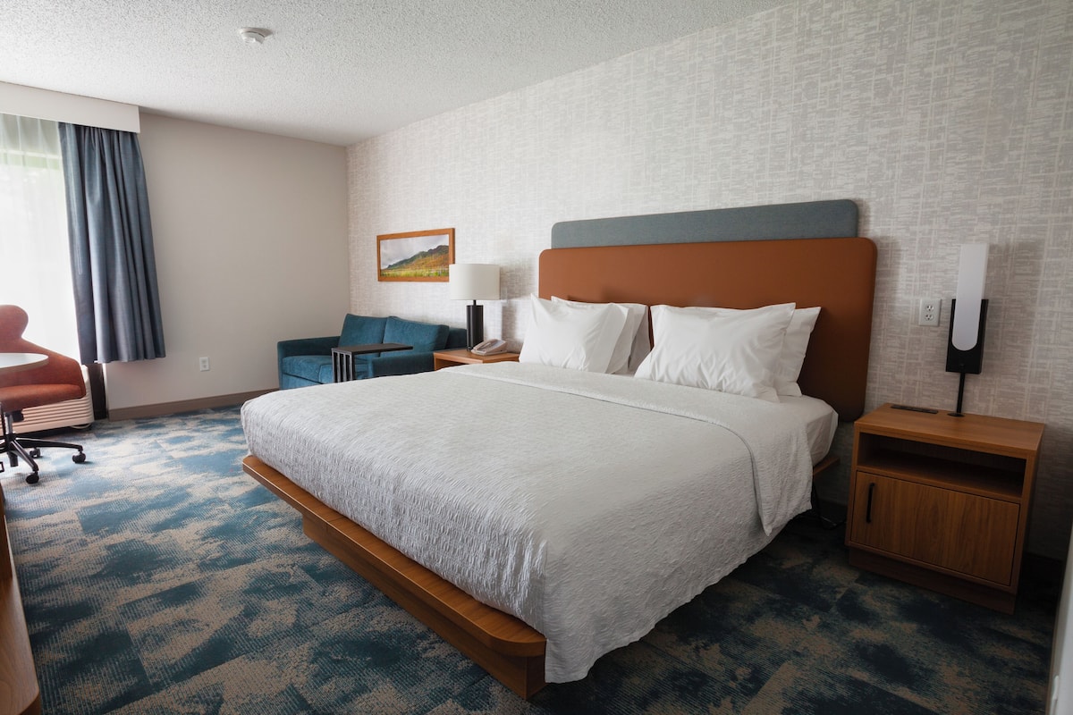 Hypo-allergenic bedding, in-room safe, desk, laptop workspace