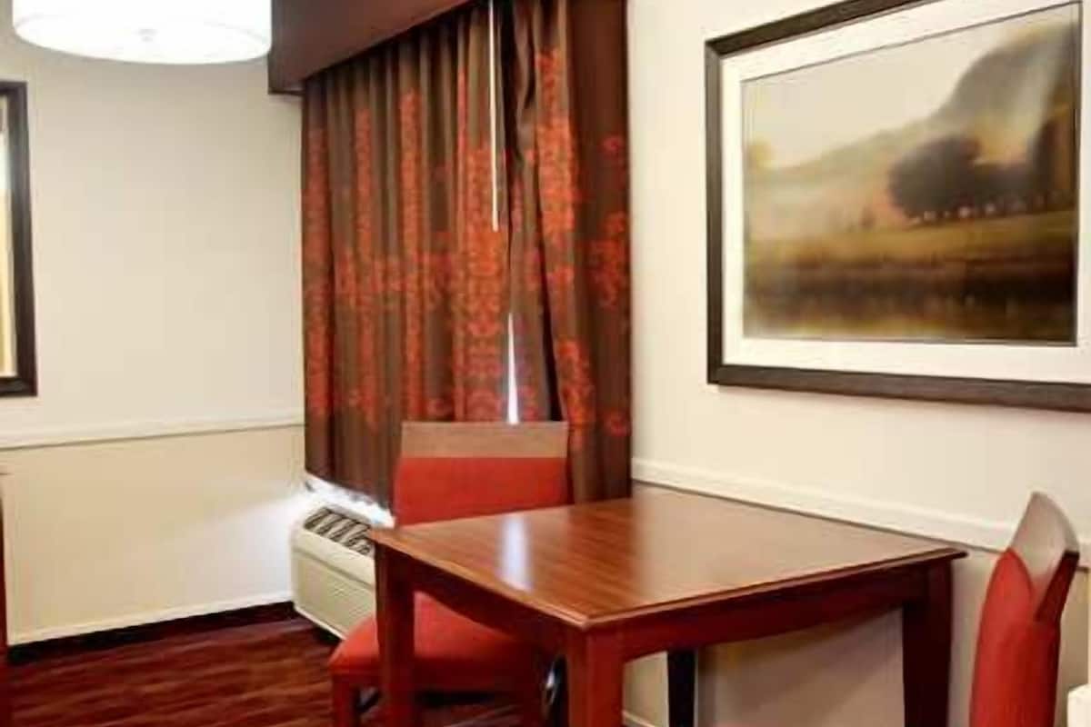 Hypo-allergenic bedding, in-room safe, desk, laptop workspace