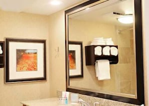 Chambre non-fum., 2 grands lits | Lavabo de la salle de bain