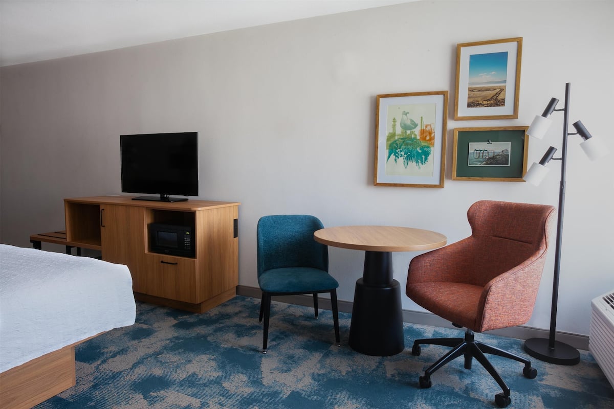 Suite, 1 trÚs grand lit, réfrigérateur