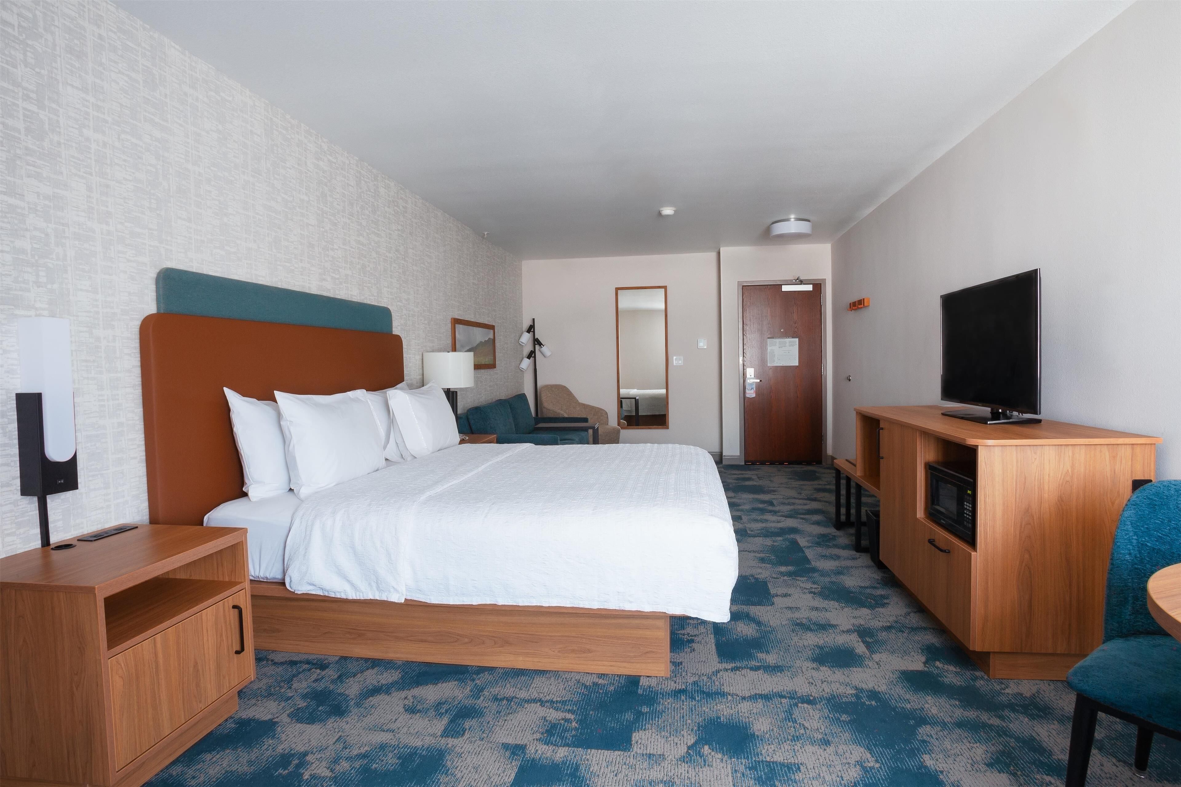 suite, 1 king bed, refrigerator | living area | 32-inch lcd tv with cable channels, tv