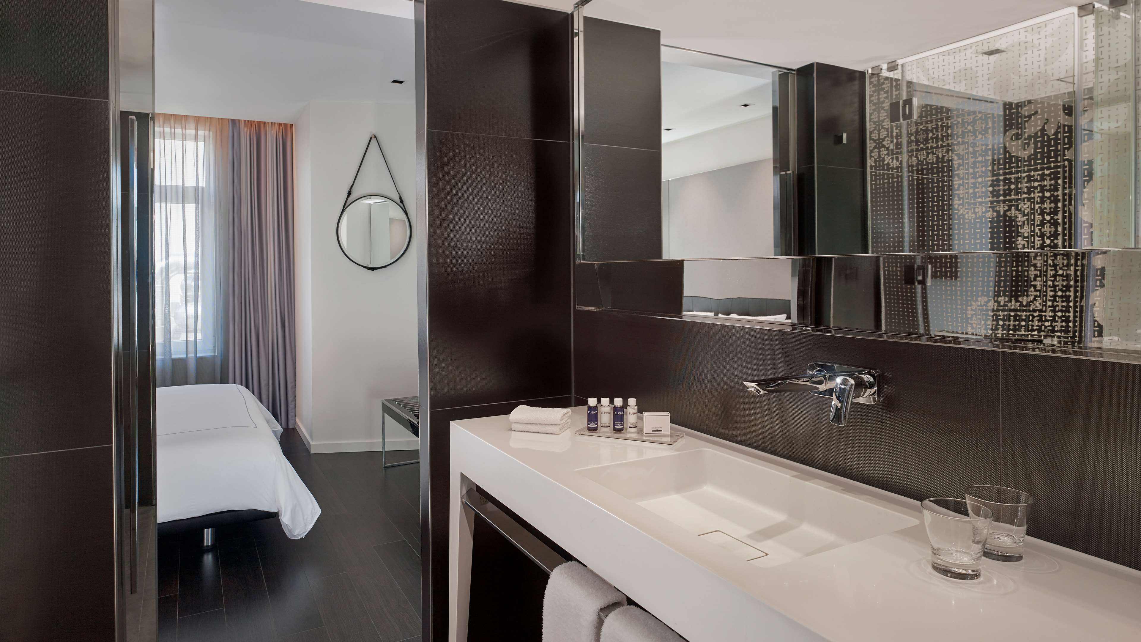 suite, 1 bedroom | bathroom | combined shower/bathtub, rainfall showerhead, designer toiletries