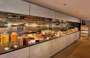 Café da manhã com buffet todos os dias (EUR 29.00 por pessoa) 
