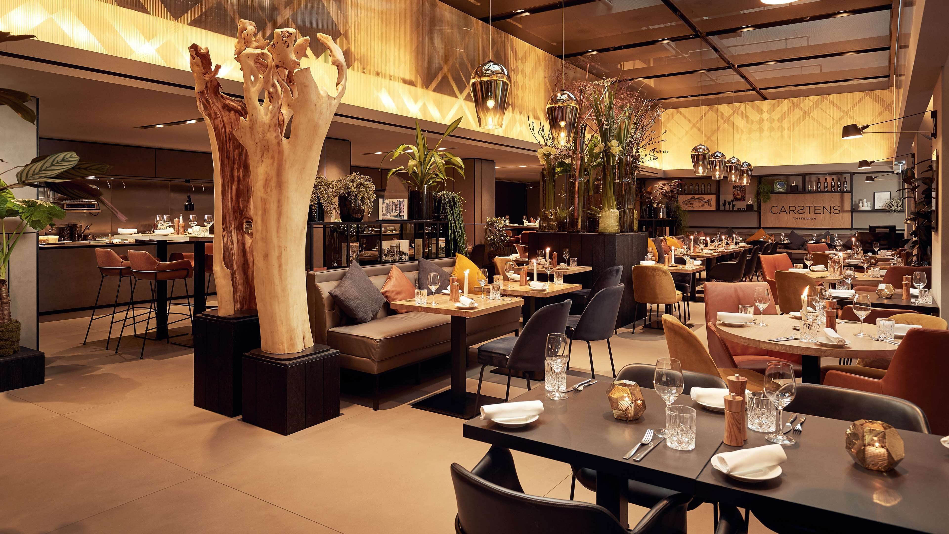 breakfast, lunch, dinner served; international cuisine