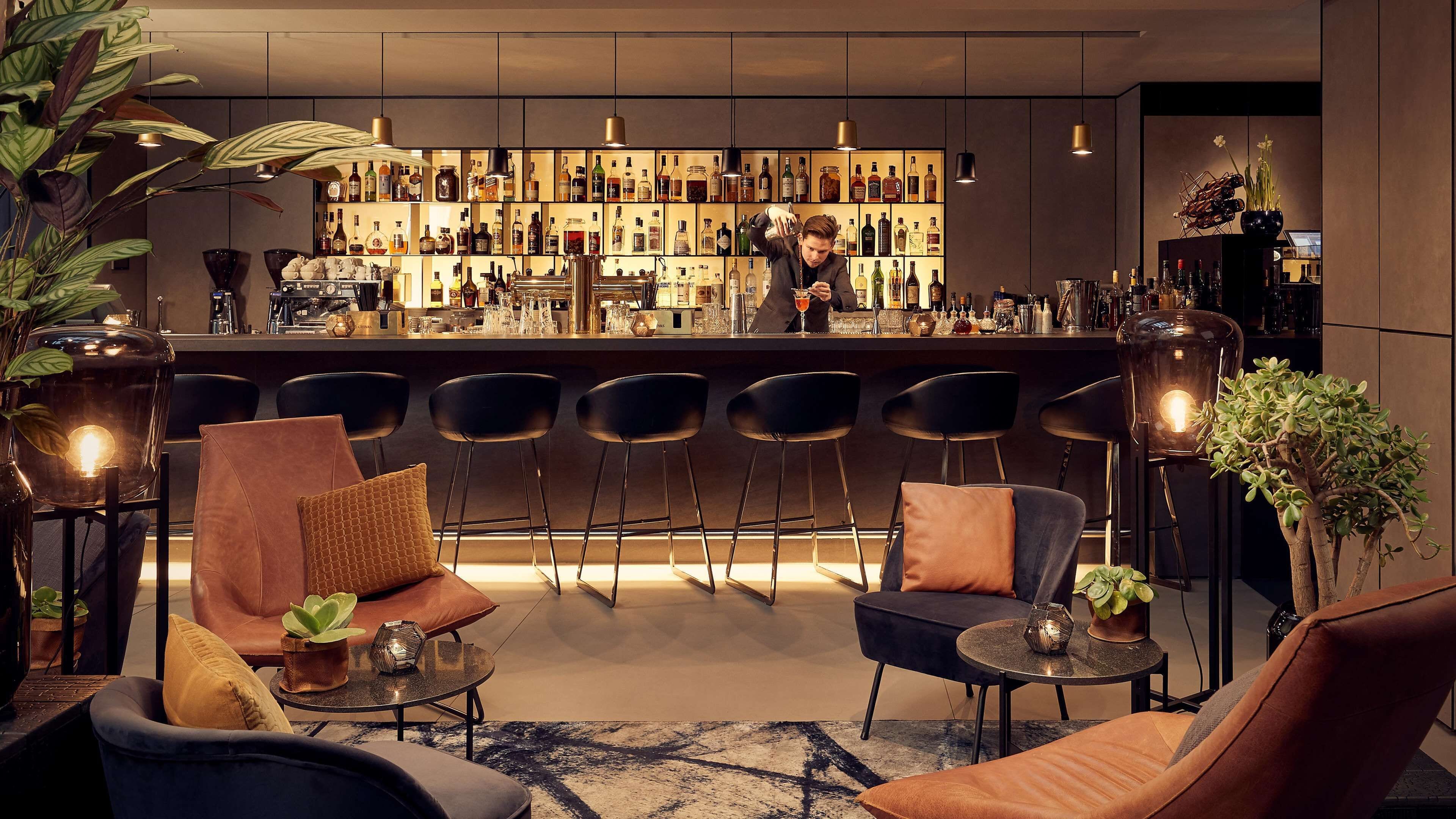 breakfast, lunch, dinner served; international cuisine