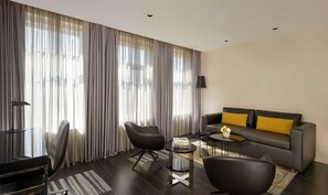 Suite, 1 kamar tidur | Seprai premium, selimut bulu angsa, busa memori, dan brankas