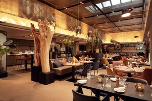 供应早餐、午餐和晚餐，国际美食