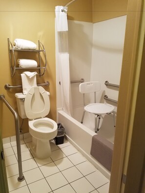 Combined shower/bathtub, free toiletries, hair dryer, towels - Kennesaw Inn (Kennesaw)
