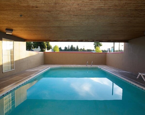 Una piscina al aire libre de temporada