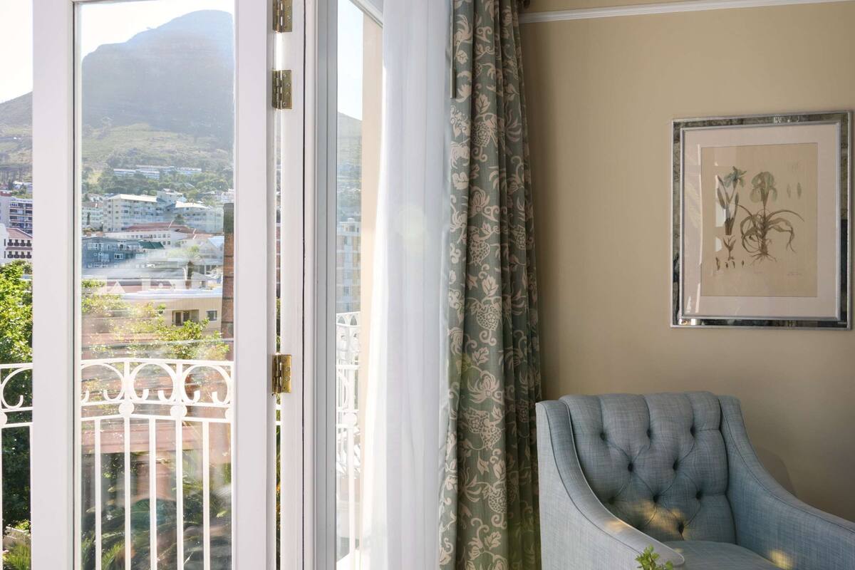 junior suite (deluxe) | egyptian cotton sheets, premium bedding, minibar, in-room safe