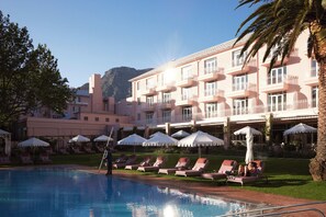 2 piscines extérieures, parasols de plage, chaises longues