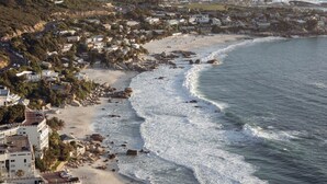 A coastal town with buildings along the beach, a clear view of the ocean, and mountains in the background. - Mount Nelson, A Belmond Hotel, Cape Town (Cape Town)