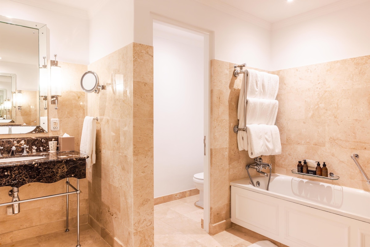 Deluxe Suite, 1 Bedroom | Egyptian cotton sheets, premium bedding, minibar, in-room safe