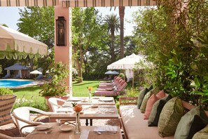 4 restaurants; breakfast, lunch, dinner and brunch served 