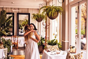 4 restaurants; breakfast, lunch, dinner and brunch served 