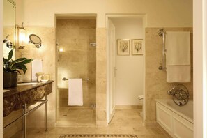 Suite Studio | Salle de bain | Articles de toilette de luxe, sèche-cheveux, peignoirs, chaussons