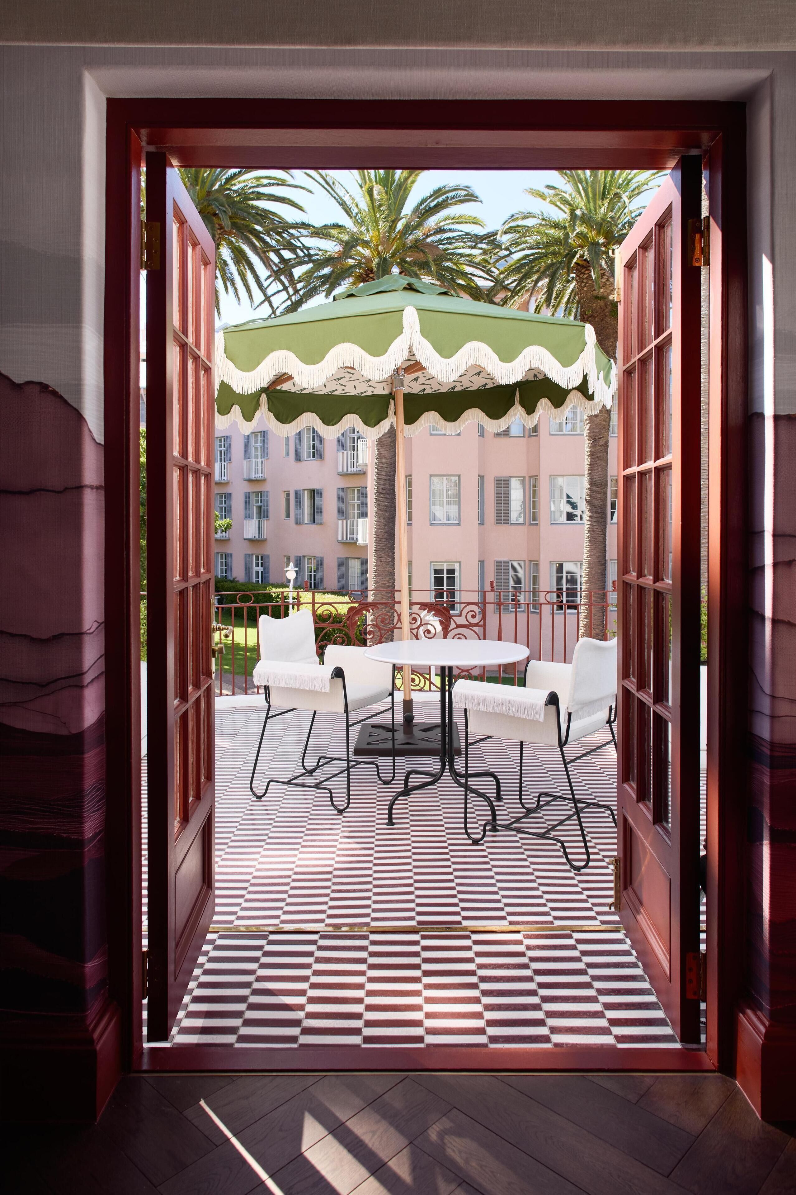 ملاءات من القطن المصري وأغطية فراش متميزة وميني بار وخزنة داخل الغرفة