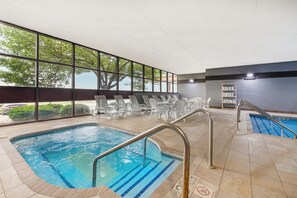 Indoor pool - Comfort Inn & Suites Madison - Airport (Madison)