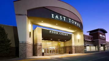 Un edificio con un letrero que dice 'EAST TOWNE FOOD COURT'.