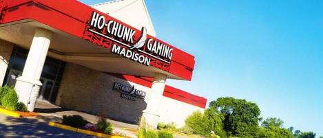 Un edificio con un letrero que dice "Ho-Chunk Gaming Madison".