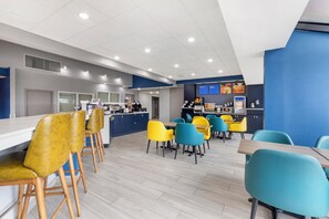 Free daily buffet breakfast - Comfort Inn & Suites Madison - Airport (Madison)