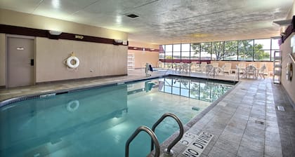Comfort Inn & Suites Madison - Airport
