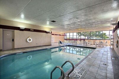 Comfort Inn & Suites Madison - Airport