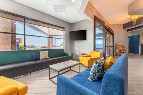 Comfort Inn & Suites Madison - Airport