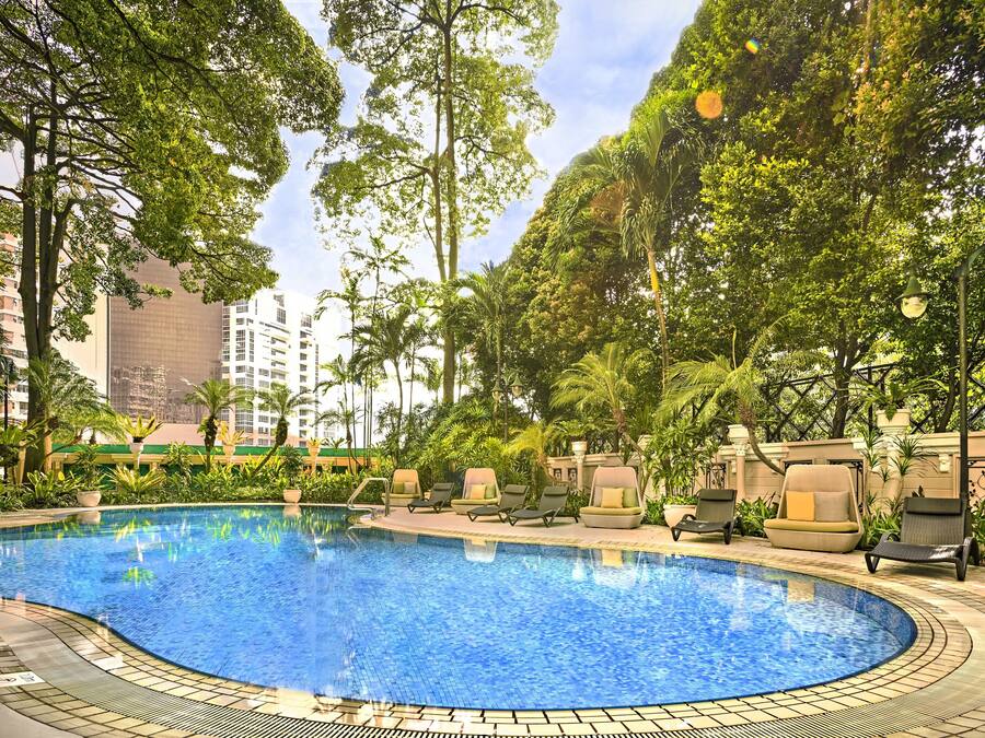 Piscina externa, espreguiçadeiras