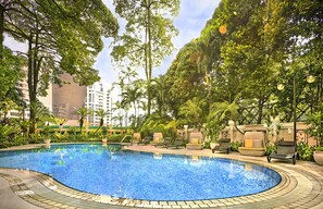 室外游泳池，提供日光浴躺椅