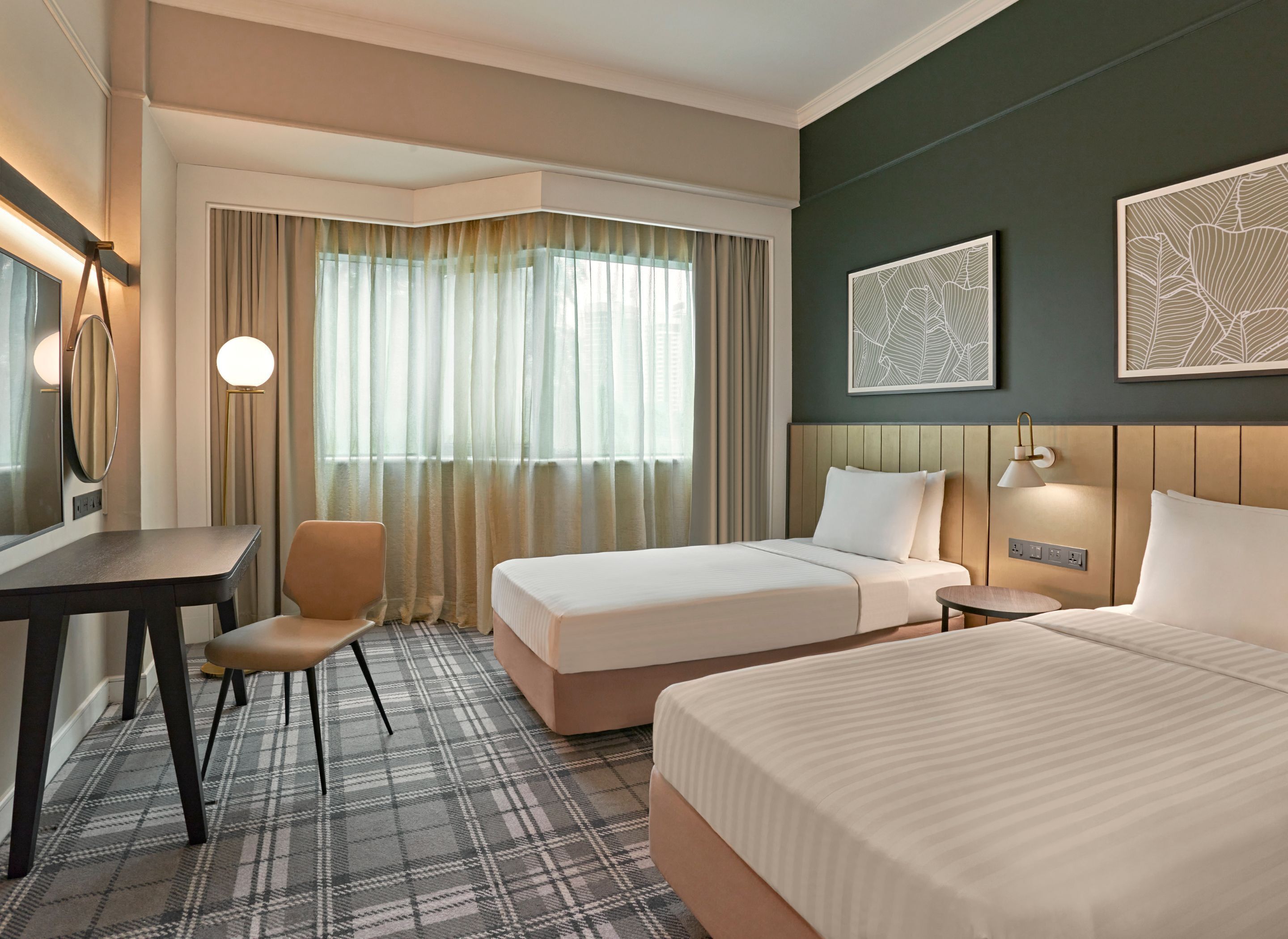 Connecting Room | Safe på rommet, skrivebord og skrivebord for bærbar PC