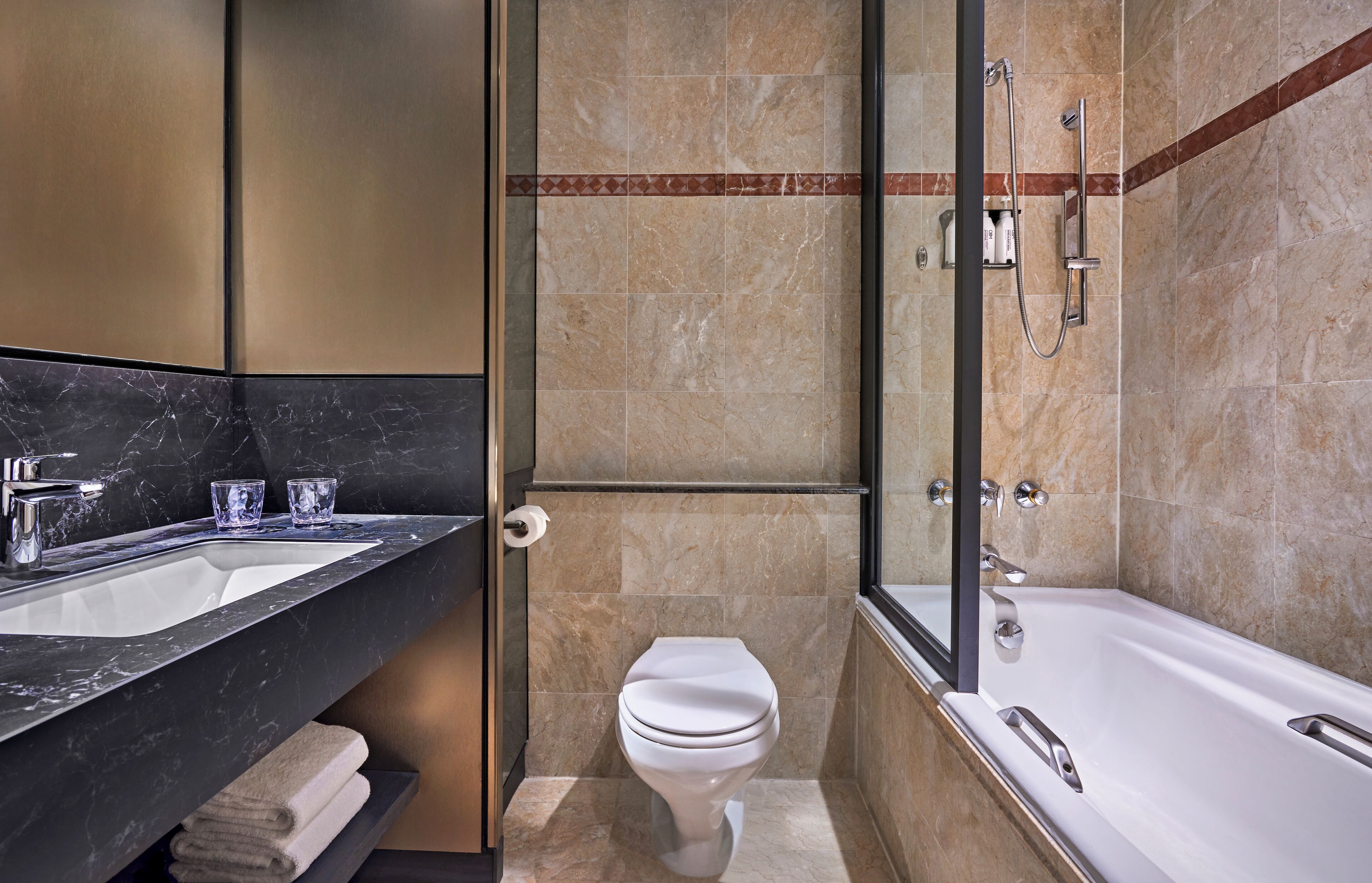 Un baño con lavamanos doble, inodoro y bañera.