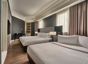 家庭四人房 | 客房內保險箱、書桌、筆電工作空間、熨斗/熨衣板