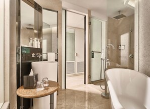 Family Quadruple Room | Bathroom | Free toiletries, hair dryer, bathrobes, towels
