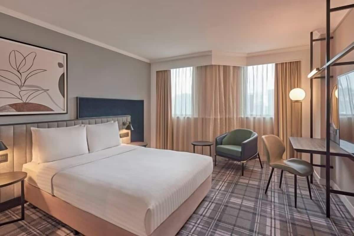 Värdeförvaringsskåp på rummet, skrivbord och arbetsyta för laptop