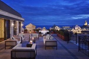 Ropa de cama de alta calidad y minibar 