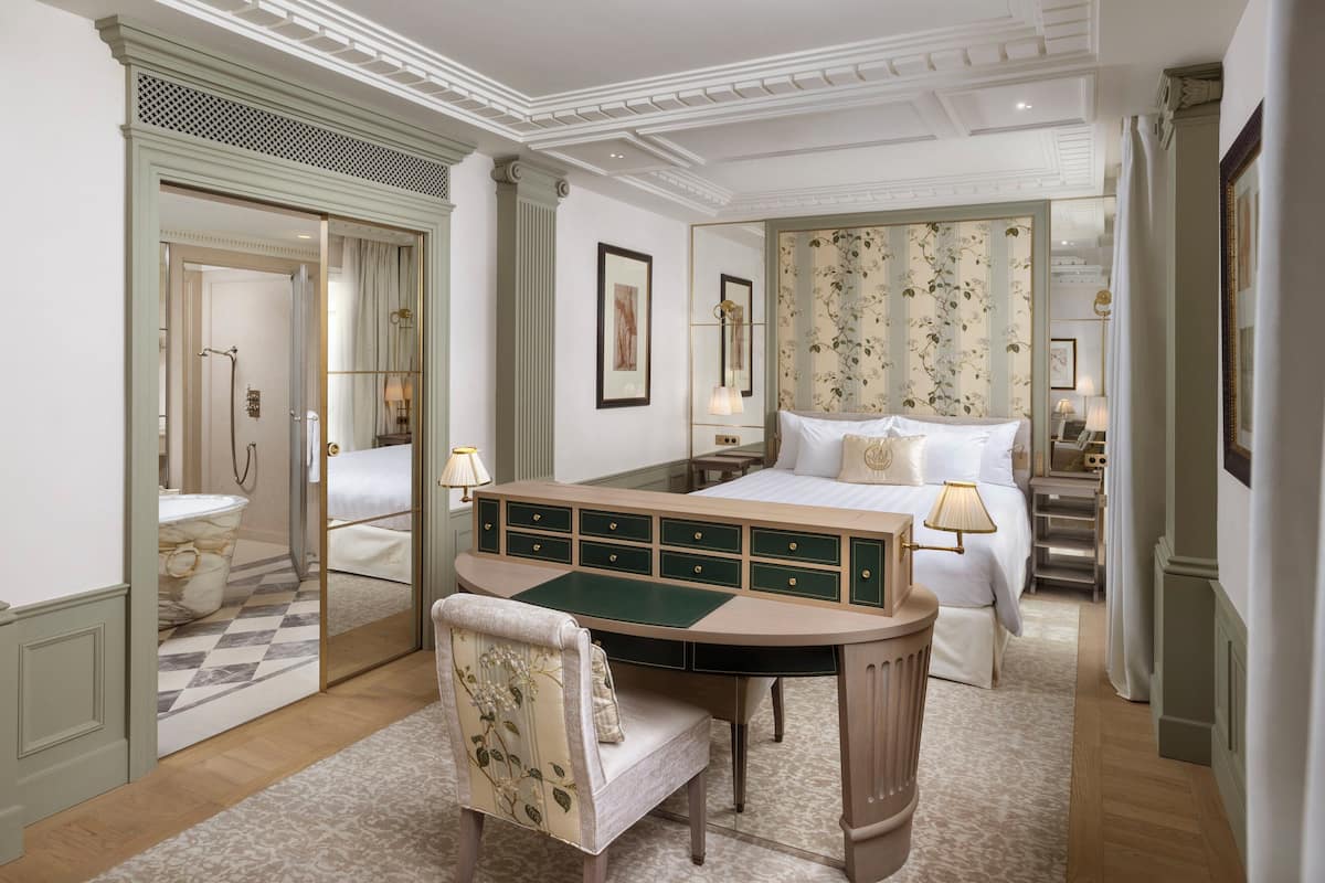 Junior Suite De Luxe Premium | Roupas de cama premium, frigobar, cofres nos quartos, escrivaninha
