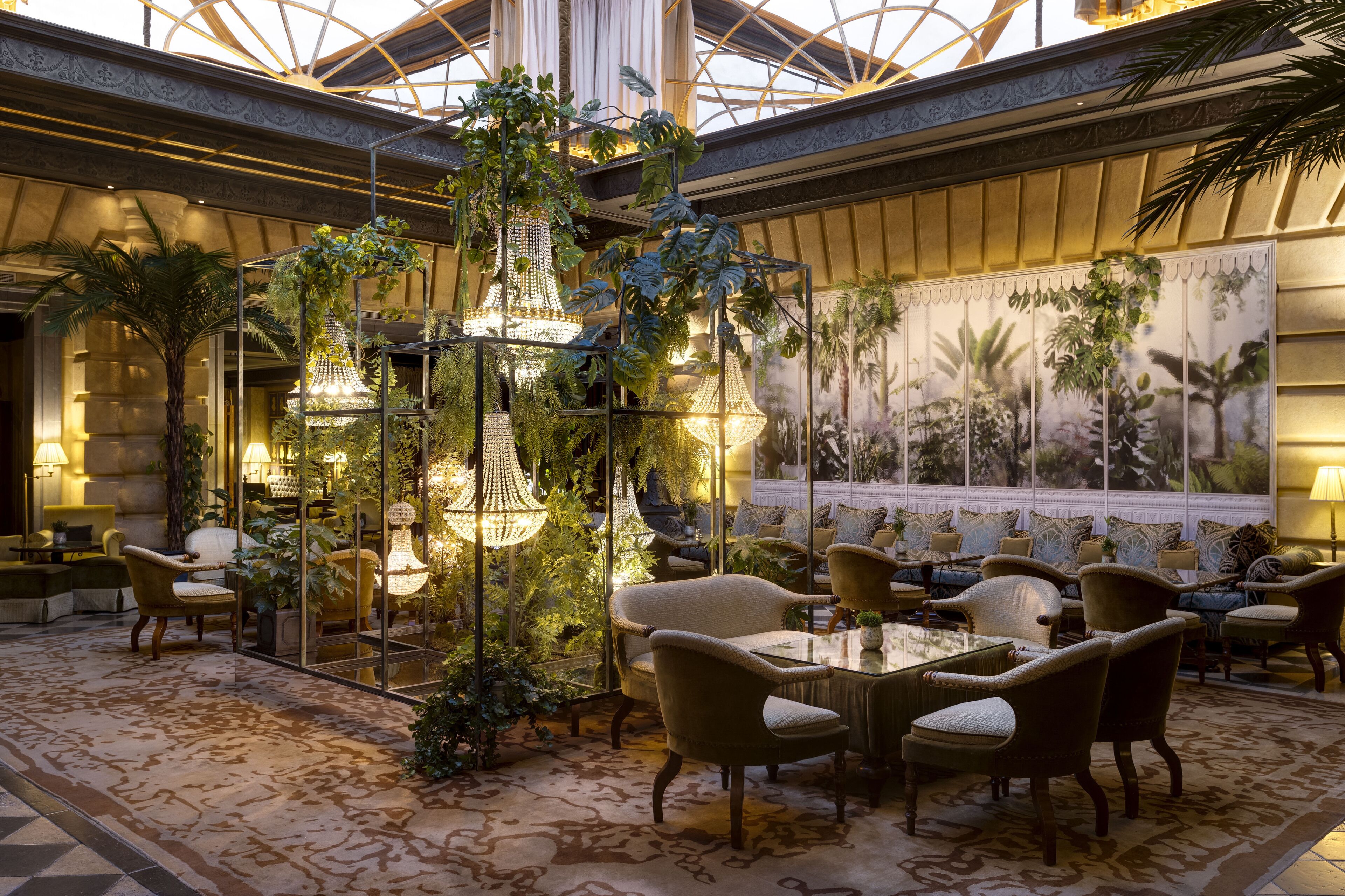 serves breakfast, lunch and dinner