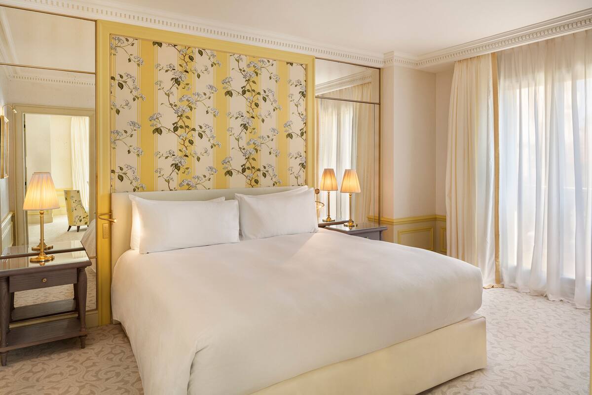 Suite De Luxe Premium | Premium bedding, minibar, in-room safe, desk