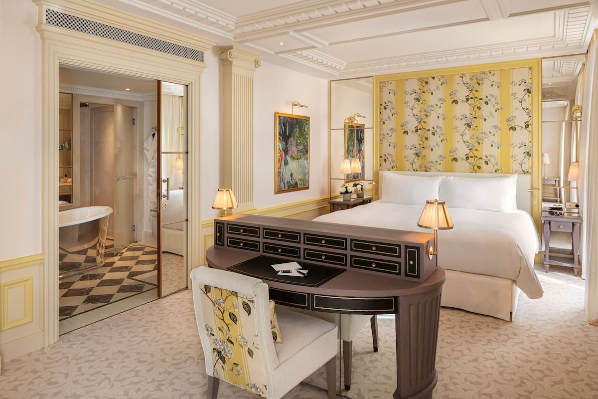 Junior Suite De Luxe Premium | Premium bedding, minibar, in-room safe, desk