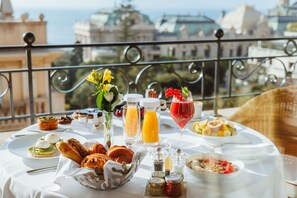 Suite (Prestige) | Essbereich im Zimmer