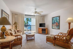 Suíte, 1 quarto, vista para o oceano (2 Bathrooms) | Área de estar | TV 40 polegadas com canais a cabo, DVD player